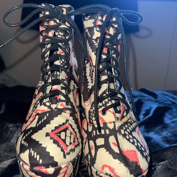 Charlotte Russe - Vintage Pink, Black and White Tribal Print Wedges - Picture 2 of 3